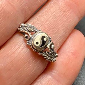 Vintage Sterling Silver 925 Enamel Yin Yang Ring, Scroll Design Shoulders, SZ 7